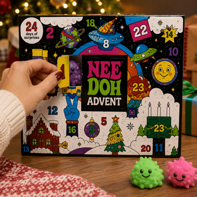 Squishy Adventskalender mit 24 Türchen vor dem Weihnachtsbaum