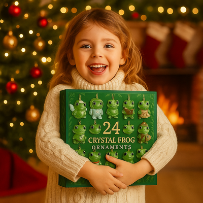 Kind hält den Kristallfrosch Adventskalender