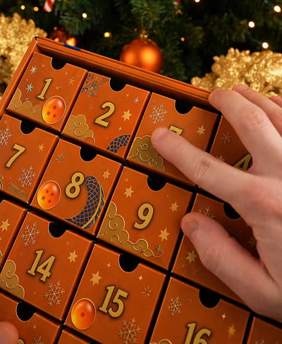 Ein Türchen des Dragon Ball Adventskalenders wird geöffnet