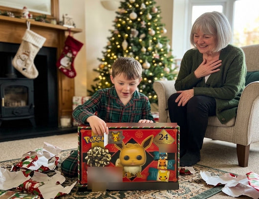 Kind öffnet den roten Pokémon Adventskalender am Weihnachtsmorgen